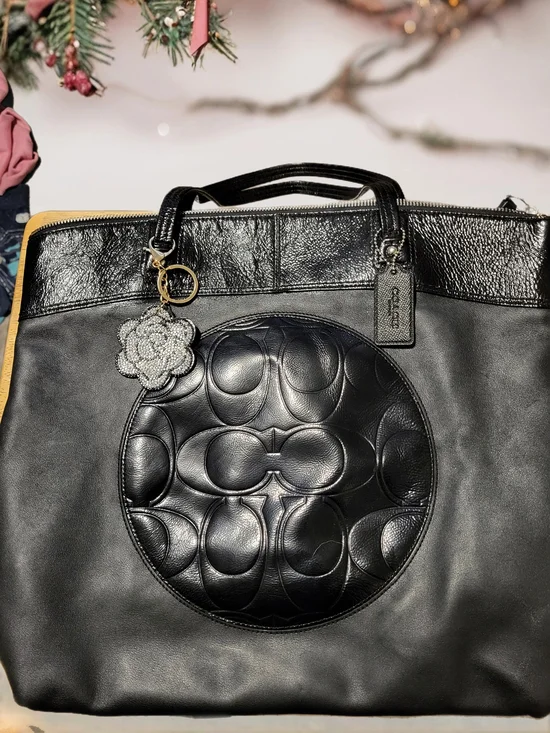 Coach Laura Black Pattened TOTE. - Picture 6 of 6